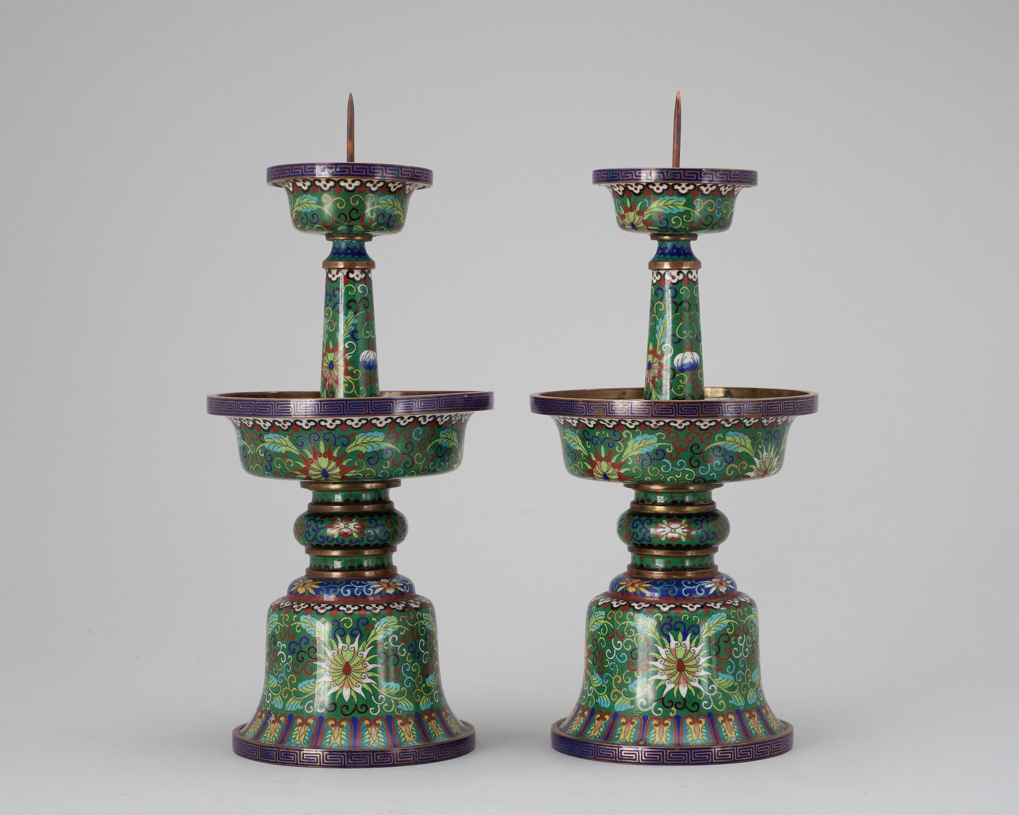 LJUSSTAKER, ett par. Cloisonné. Kina 1900-tal.
