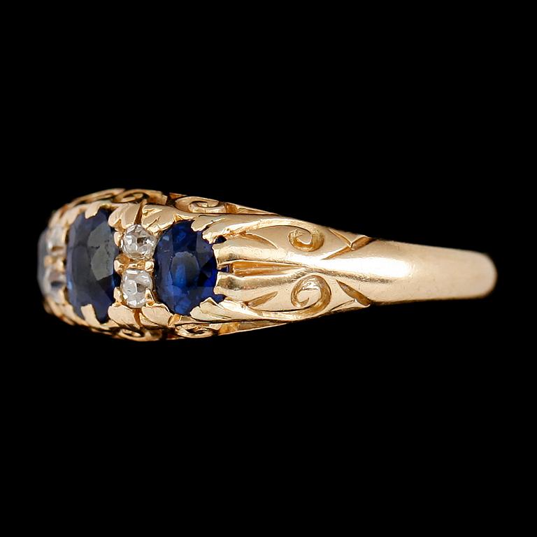 RING, 18 k guld, England, med blå stenar samt rosenstenar, omkring år 1900. Vikt ca 4 gram.