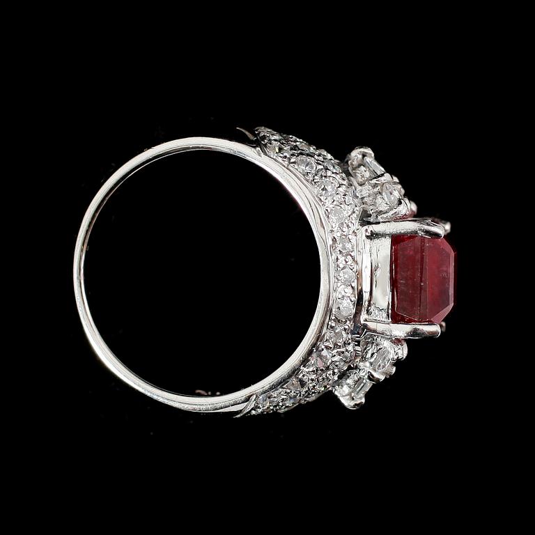 RING, silver, rubin ca 5,15 ct, vita safirer, vita zirkoner.