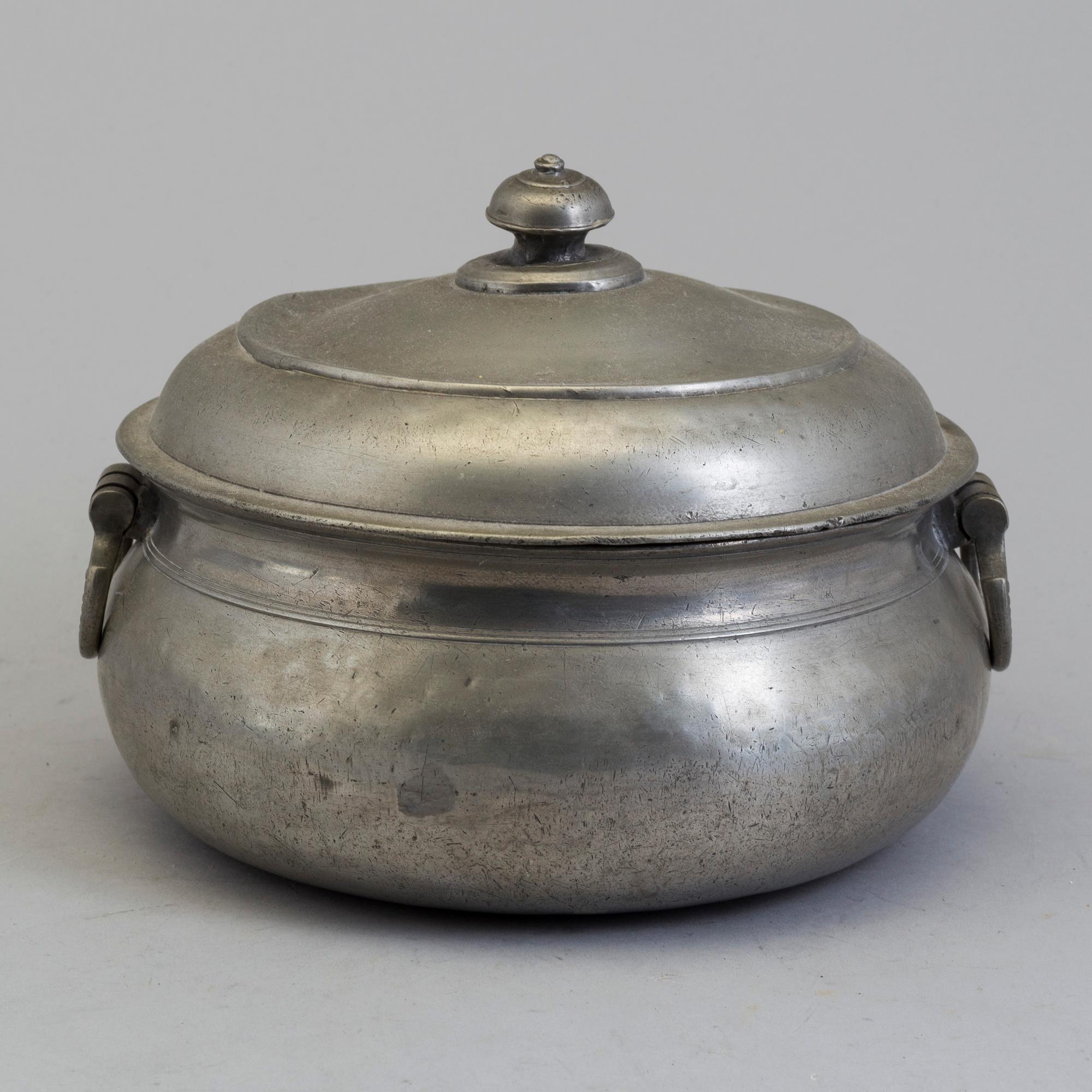 A swedish pewter bowl and lid, Gustaf Wilhelm Lindberg, Örebro 1851.