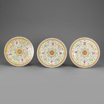 TALLRIKAR, 3 st, porslin, Kina, 1900-tal.