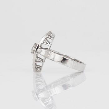 RING, elipsformad, med briljantslipade diamanter. En diamant 0.25 ct omgiven av 22 diamanter om totalt 0.90 ct.