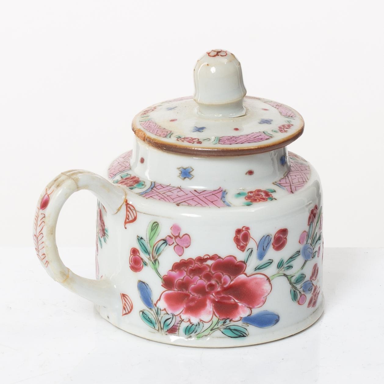 Tedosor, tre stycken, samt senapsburk med lock, porslin. Qing dynastin, Qianlong (1736-95).