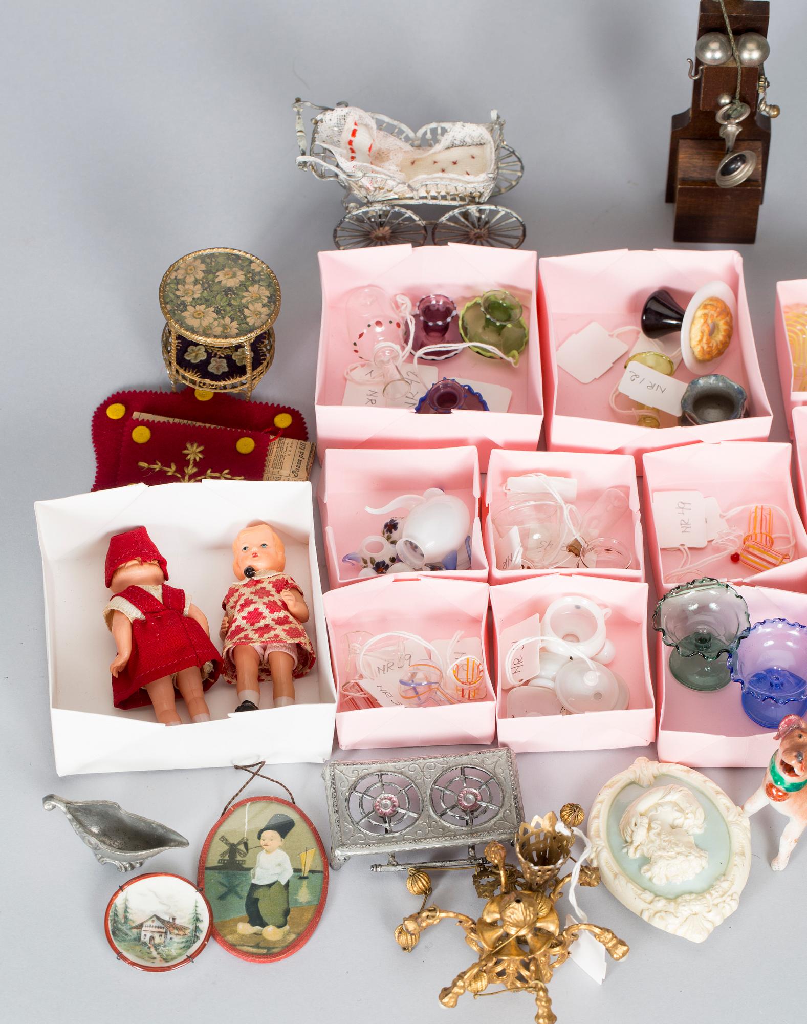 PARTI DOCKSKÅPSFÖREMÅL, troligen mestadels Tyskland, 1800/1900-tal.