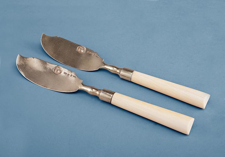 2 PATÉ KNIVES.