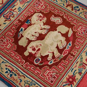 A MEDITATION RUG, an antique/a semi-antique Tibetan, ca 150,5 x 81 cm (as well as 10 cm flat weave at the ends).