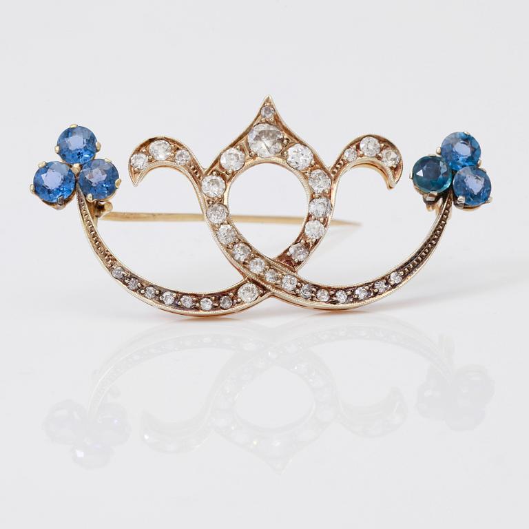 BROSCH, 6 safirer samt briljantslipade diamanter totalt ca 1,25 ct, 1900-talets första hälft.