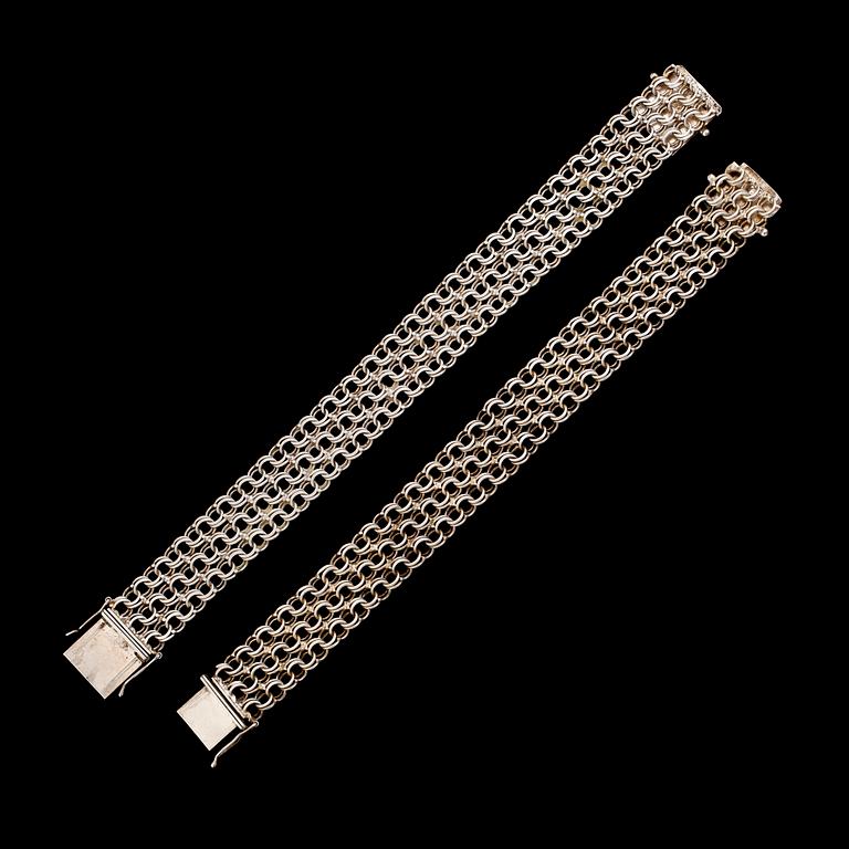 ARMBAND, 2 st, silver, 1900-talets andra hälft. Total vikt ca 55 g.