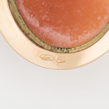 An 18K gold and cameo brooch/pendant.