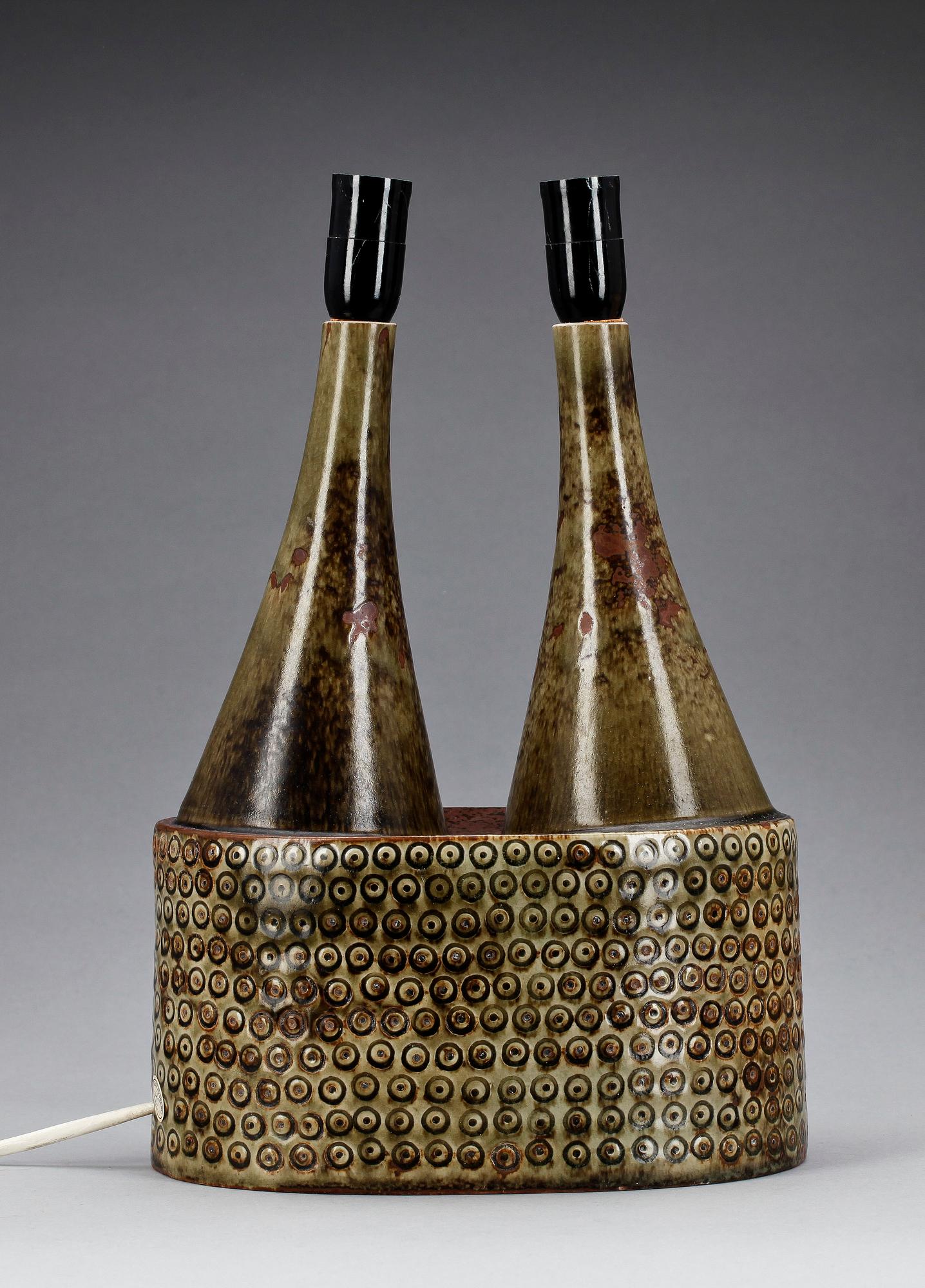 BORDSLAMPA, stengods. Stig Lindberg. Gustavsberg, 1900-talets andra hälft.