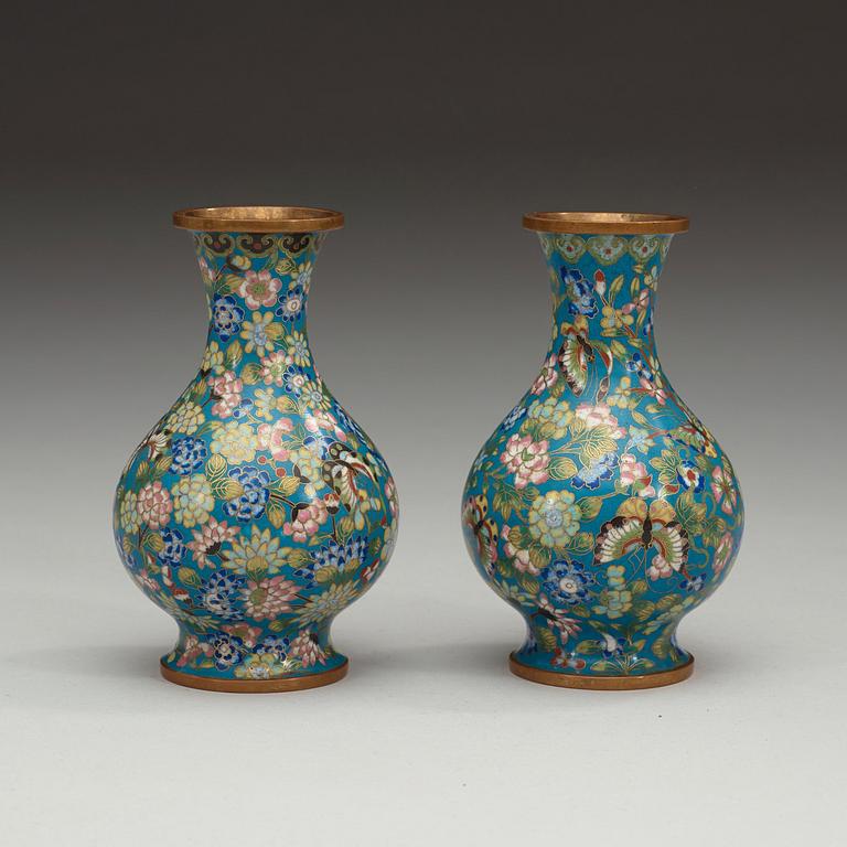 A pair of cloisonné vases, late Qing dynasty, circa 1900.