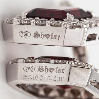 Korvakorut, 18K valkokultaa, smaragdihiottuja granaatteja ja briljanttihiottuja timantteja.