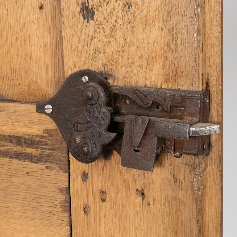 A cabinet, 18th century.