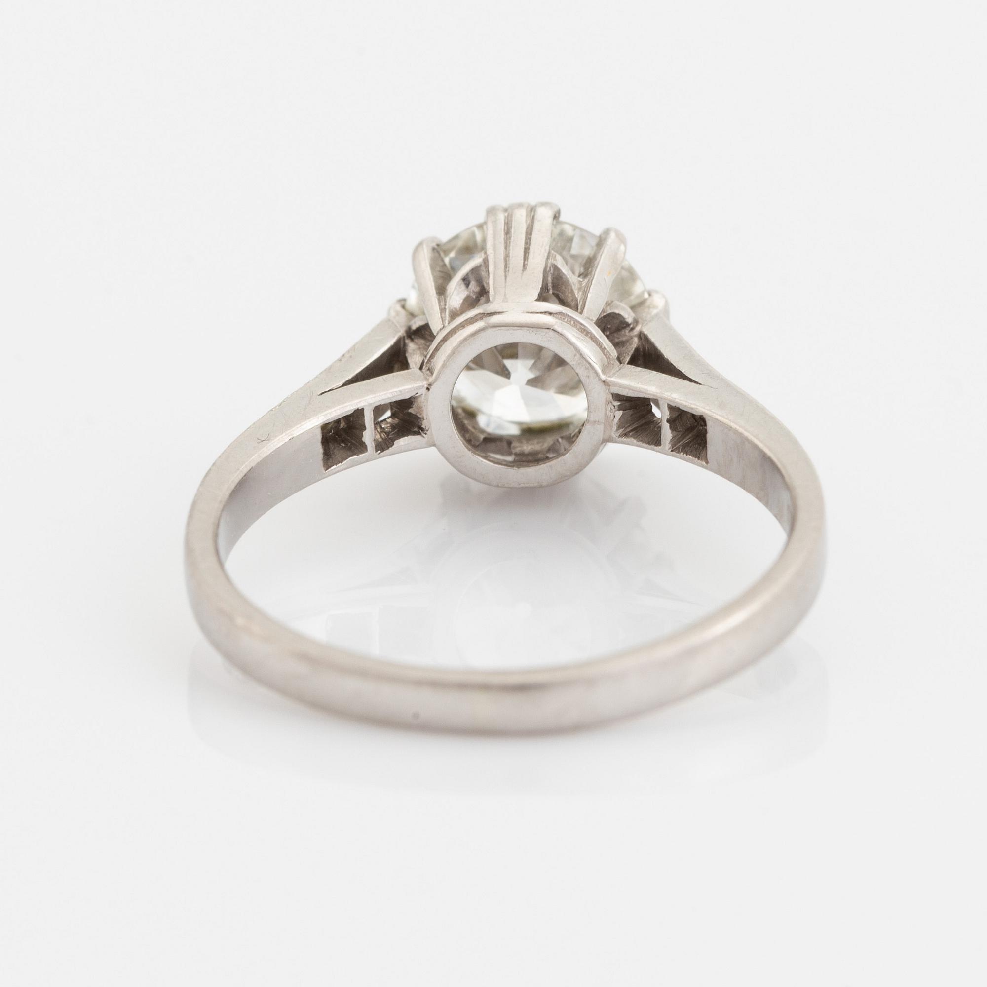 Platinum and old brilliant cut diamond ring, ca 1,75 ct.