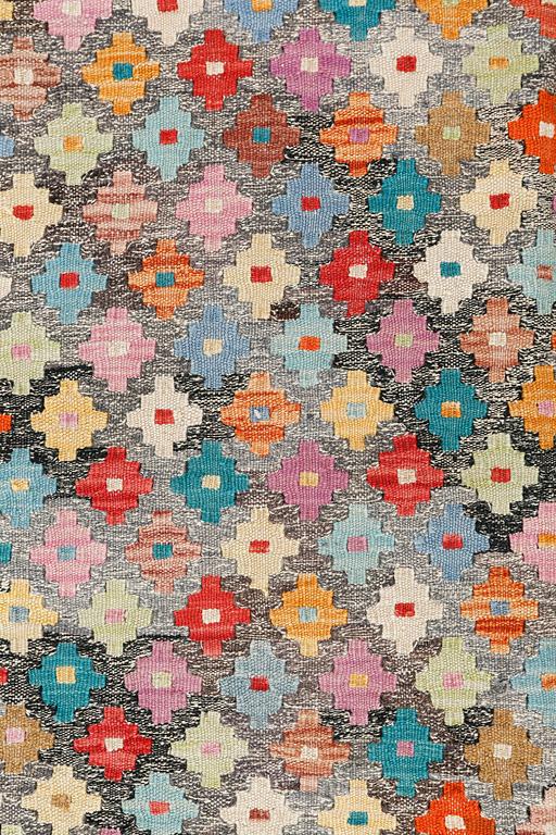 A CONTEMPORARY KILIM RUG, 290 x 220 cm.