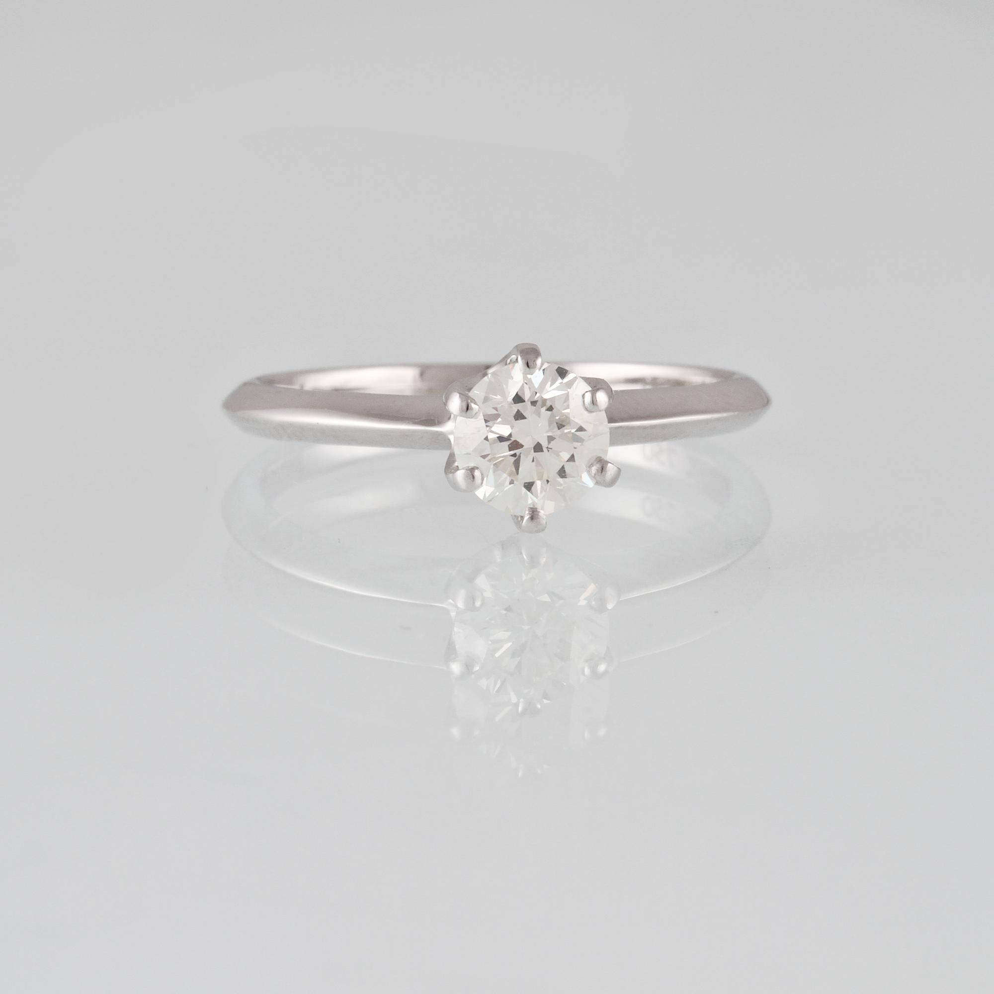 RING, 18K vitguld med briljantslipad diamant 0.70 ct samt 2 briljantslipade diamanter 0.03 ct. Vikt 2,9 gram.