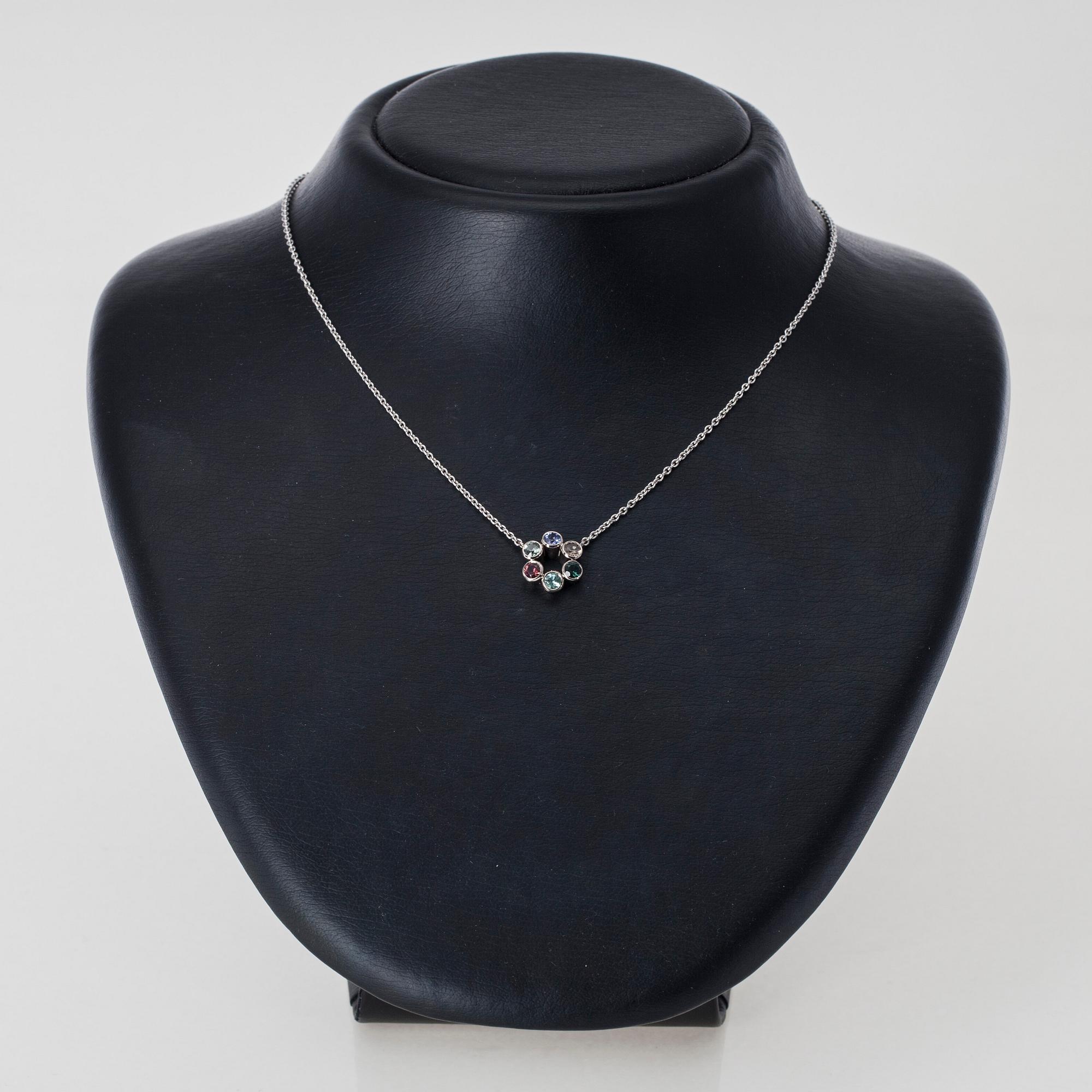 HÄNGSMYCKE, 18K vitguld, 4 turmaliner tot. 0,67 ct, 1 safir 0,22 ct, 1 tansanit 0,18 ct. Pekka Kulmala. Vikt 6,5 g.