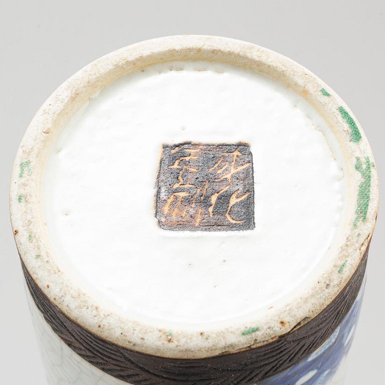 A blue and white pot and vase, Qing dynasty, late 19th century.