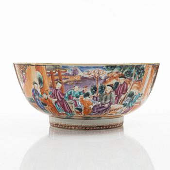 Bålskål, spilkum och bärtallrikar, ett par, porslin. Kina, Qingdynastin, 1700-tal.