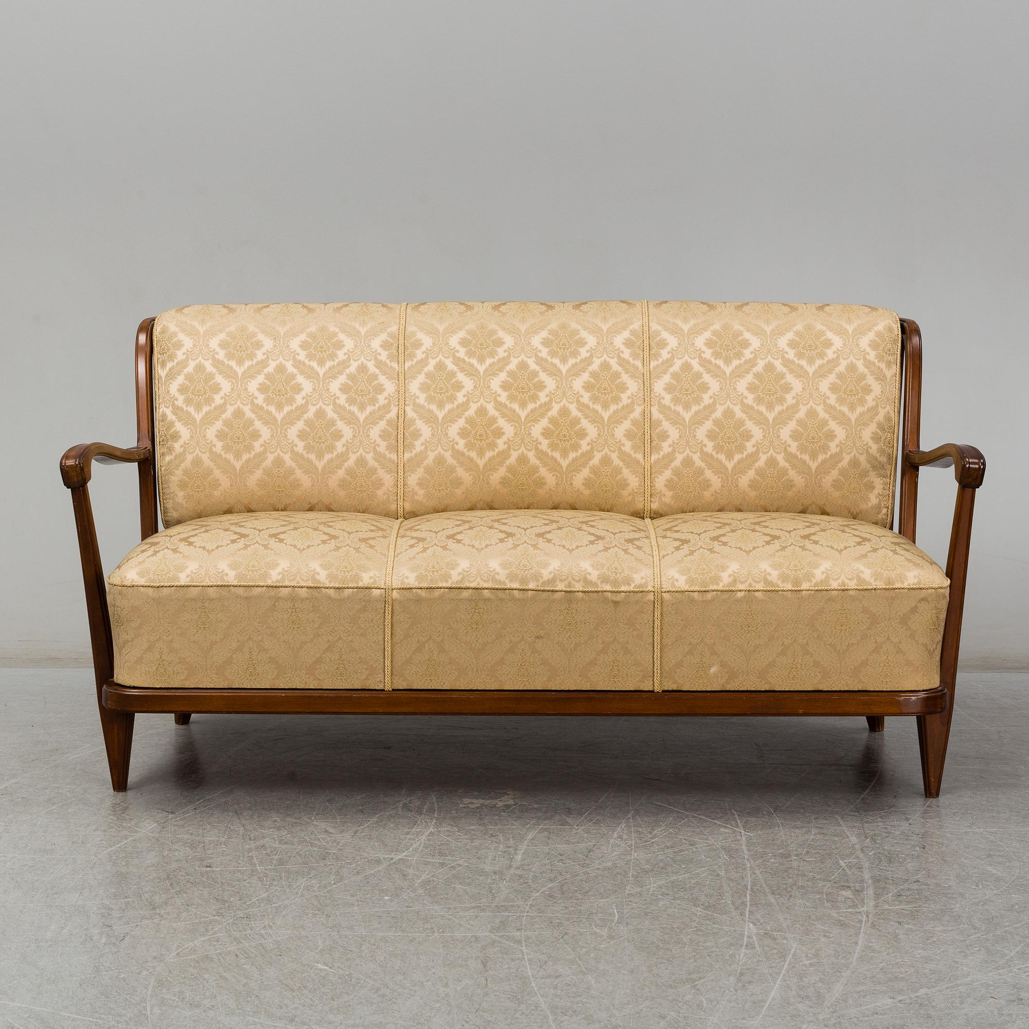 A sofa deisgned by Svante Skogh for Förenade Möbelfabriken in Linköping in the 1940s.