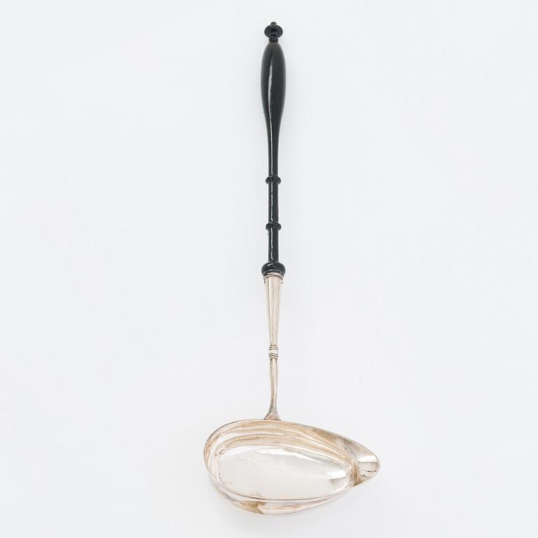 Wilhelm Fahlström, soppslev, silver, Helsingfors 1818-28 och Hjalmar Fagerroos' sockerskål, silver, Helsingfors 1909.