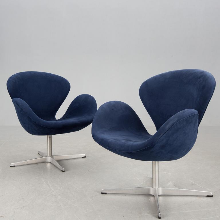 FÅTÖLJER, ett par, "Svanen", Arne Jacobsen för Fritz Hansen, 2000-tal.