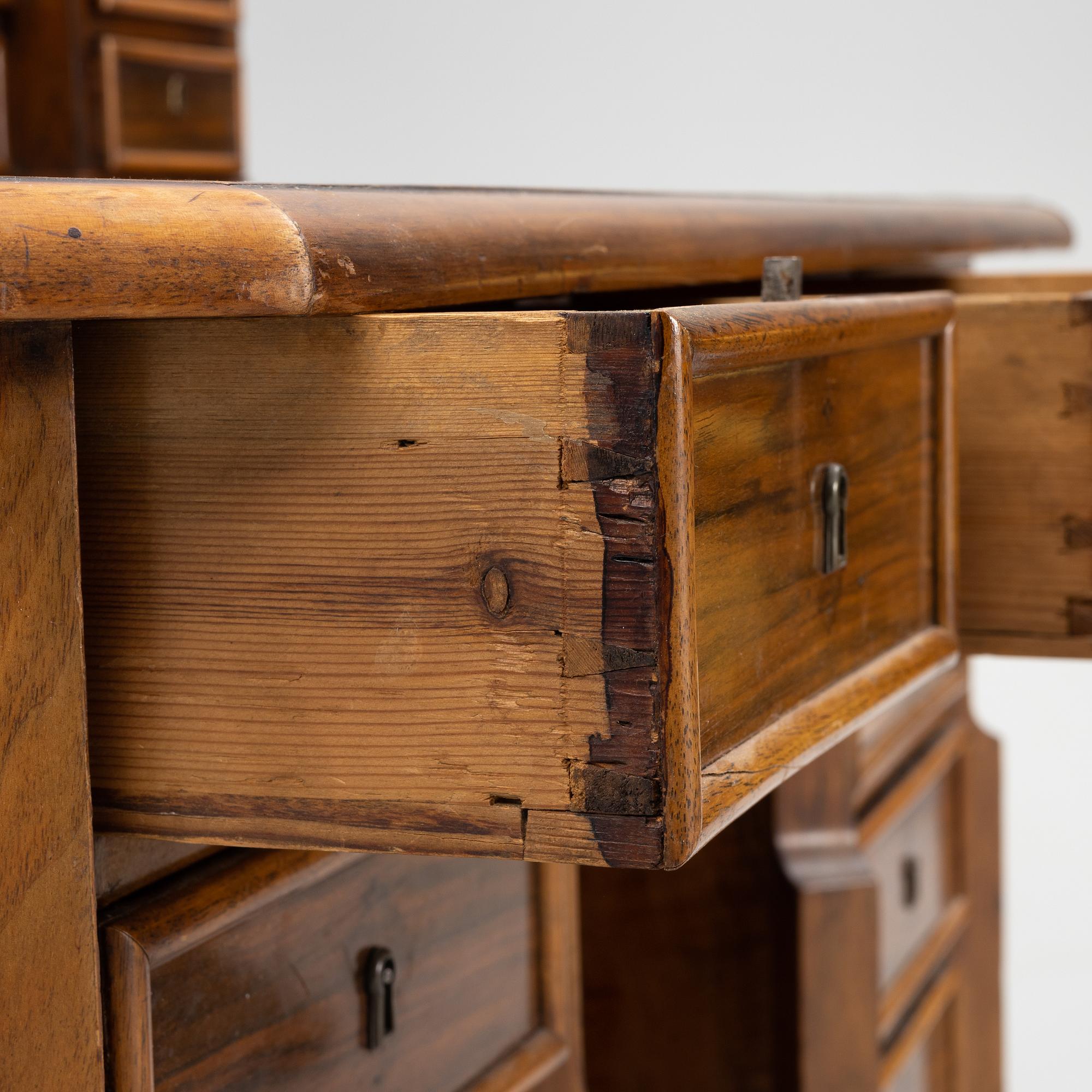 Skrivbord, Stockholmsarbete, Fredrik I:s tid, 1700-talets första hälft, Senbarock.