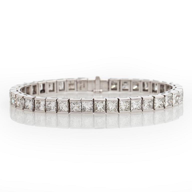 Tennis bracelet, princess cut diamonds c. 19.50 ct in total, 18K white gold.