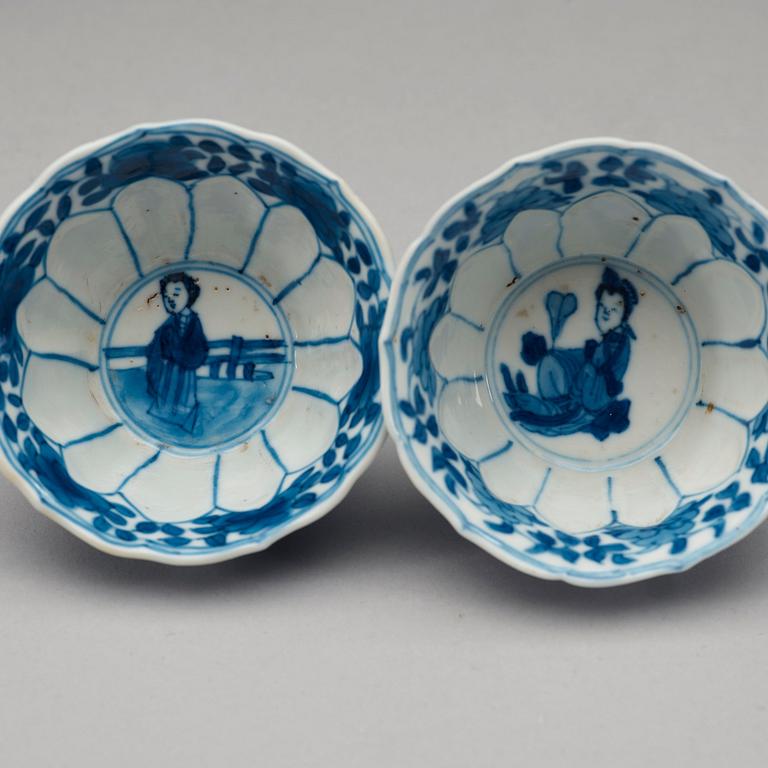 A pair of blue and white cups and saucers, Qing dynasty Kangxi (1662-1722).