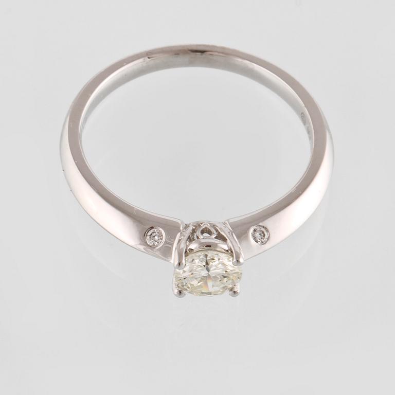 RING, 18K vitguld med briljantslipad diamant 0.47 ct samt 4 små briljantslipade diamanter 0.03 ct. Vikt 3,0 gram.