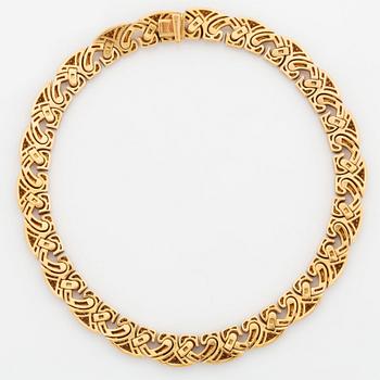 An 18K gold Bulgari necklace set with round brilliant-cut diamonds.