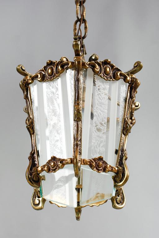 TAKLAMPA, mässing och glas, rokokostil, 1900-talets mitt.