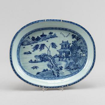 A blue and white oval dish, Qing dynasty, Qianlong (1736-95).