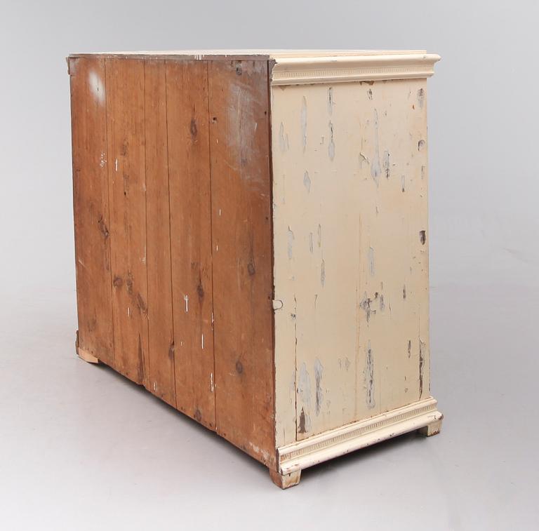 BYRÅ, sengustaviansk, omkring år 1800.