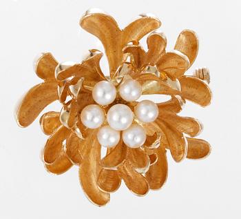 624. BROOCH, gold with cultured pearls.