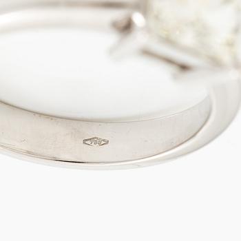 A ring in 18K gold with a princess-cut diamond.