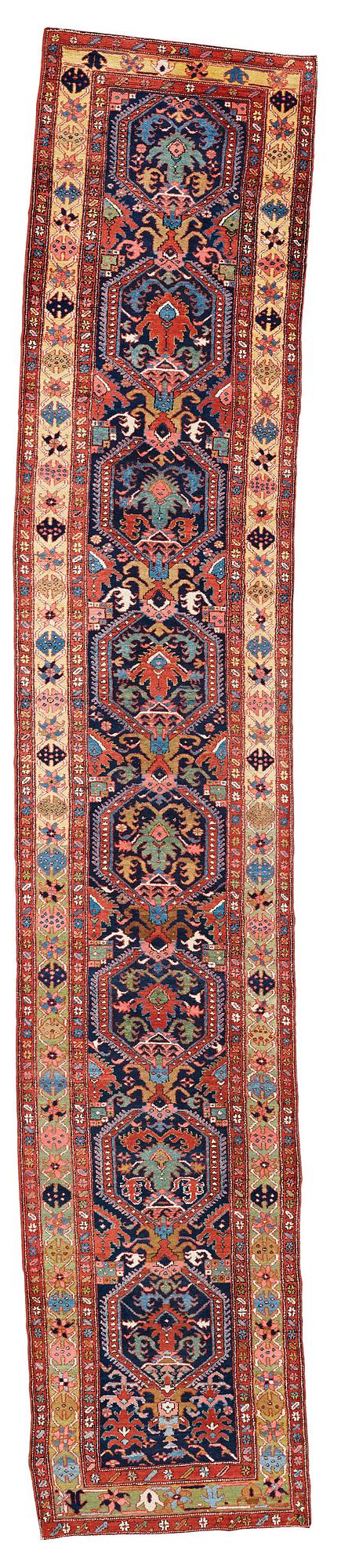 GALLERIMATTA, semiantik Azerbadjan, ca 545,5 x 102,5 cm (samt en kortsida med 2 cm slätväv).