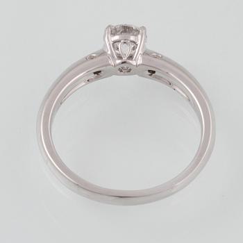 RING, 18K vitguld med briljantslipad diamant ca 0.52 ct. Vikt 3,2 gram.