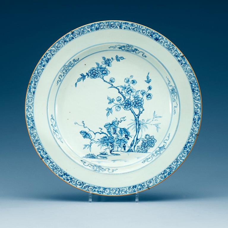 A blue and white dish, Qing dynasty, Kangxi (1662-1722).