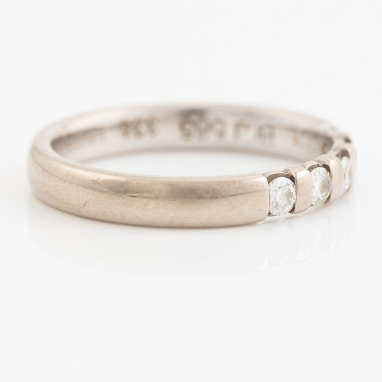 Ring, 14K vitguld med fem briljantslipade diamanter.