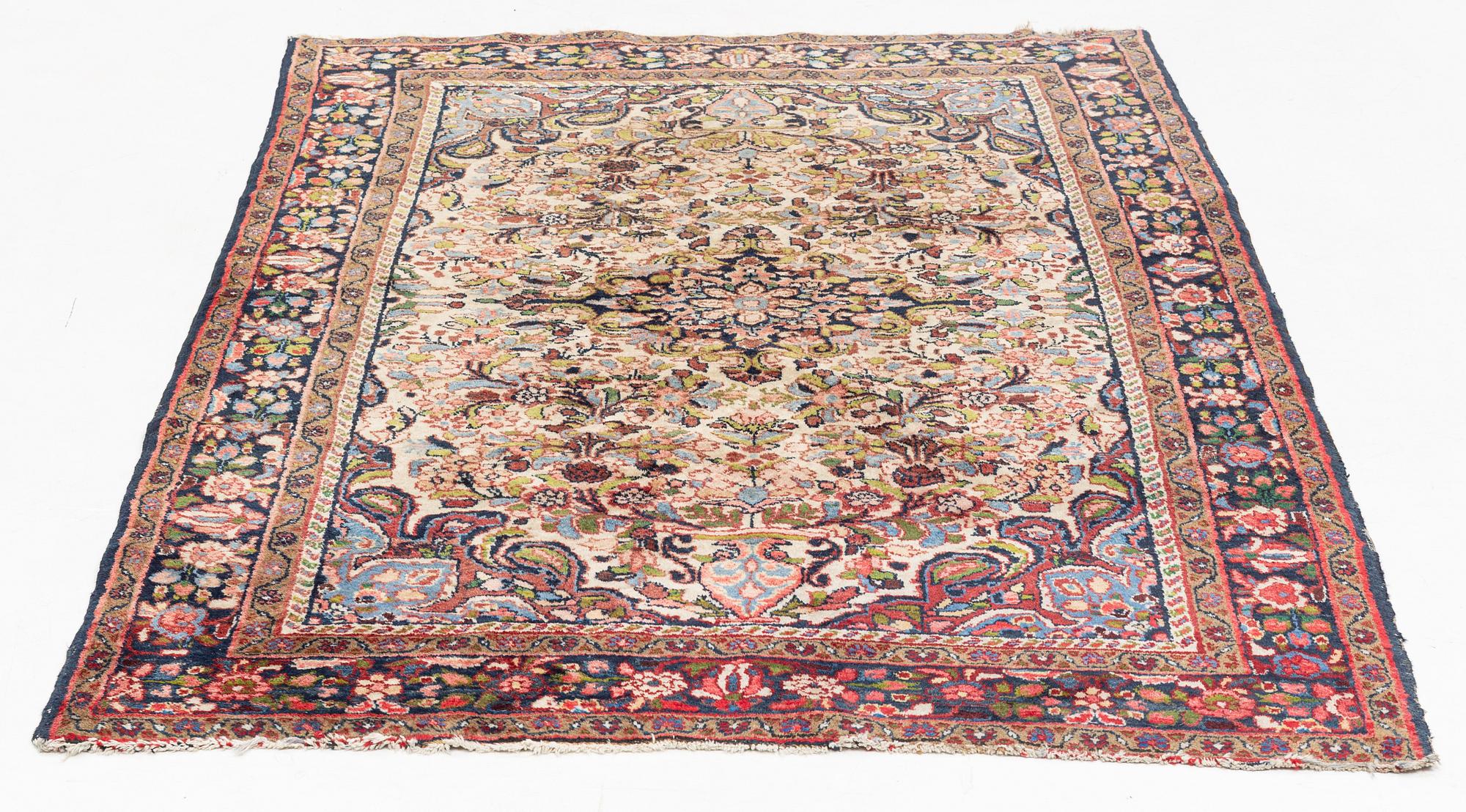 Carpet, Hamadan, circa 210 x 138-143 cm.
