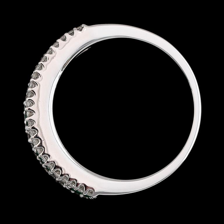 RING, 18 k vitguld, smaragder och briljant- och baguettslipade diamanter. Vikt ca 6,8 g.