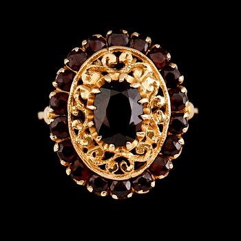 RING, 18 k guld och granater. Vikt ca 8 g.