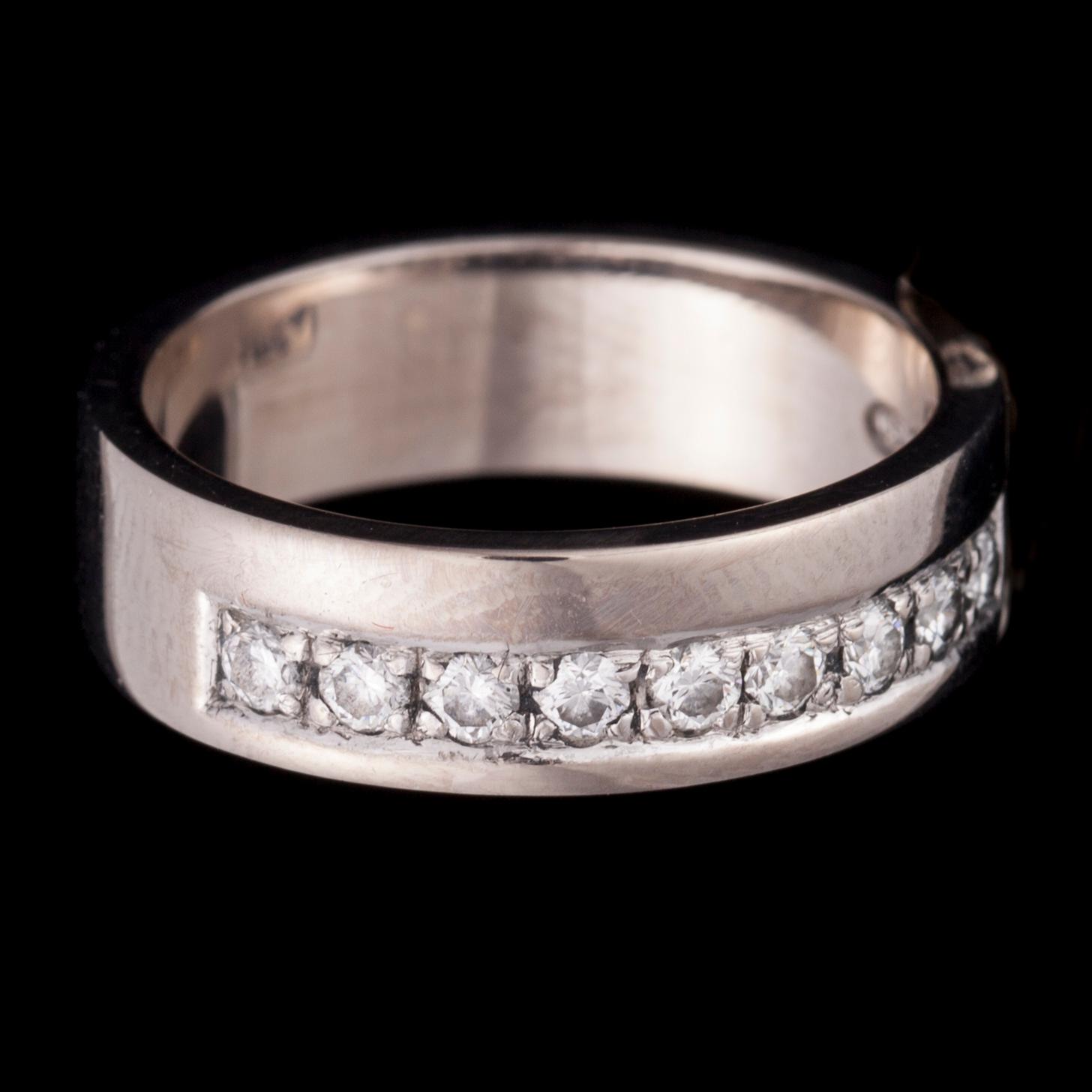 RING, 18K vitguld, 9 briljantslipade diamanter ca 0,30 ct, kontrollstämpel 1980. Vikt 7,4 g.