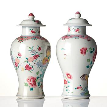 Vaser med lock, ett par, porslin. Qingdynastin, 1700-tal.