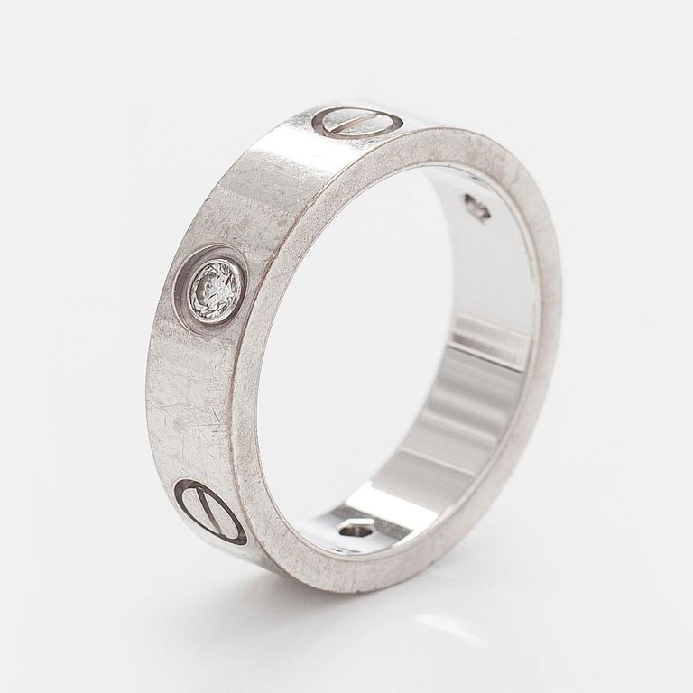 Cartier, sormus, "Love", 18K valkokultaa ja kolme briljanttihiottua timanttia.