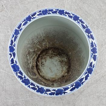 A porcelain fish bowl/planter, China, 20th Century.