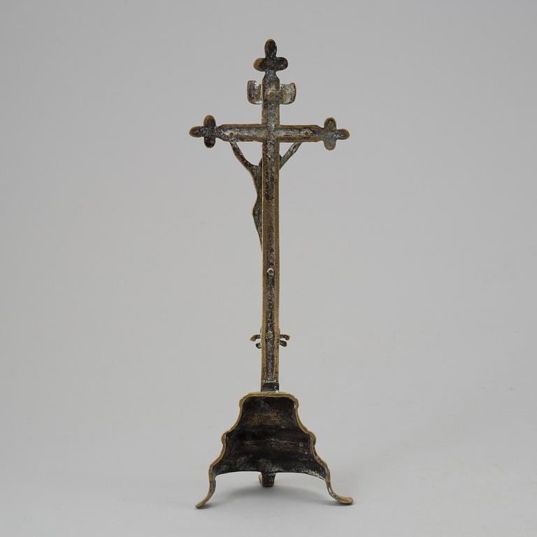 A 19TH CENTURY BRONZE CRUCIFIX.