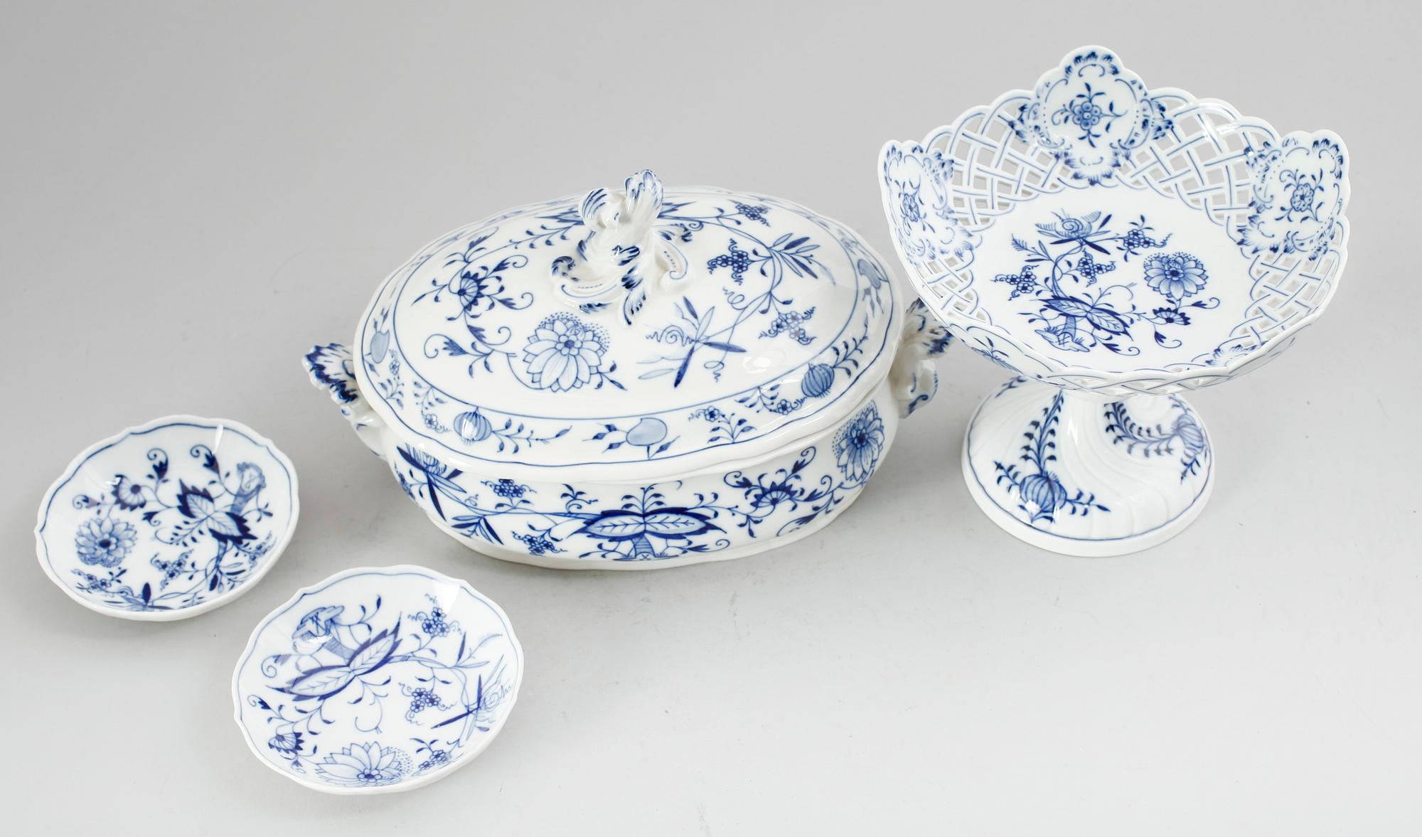 TERRIN, SKÅL PÅ FOT SAMT ASKFAT, 2 st, porslin, Meissen, 1900-talets mitt.