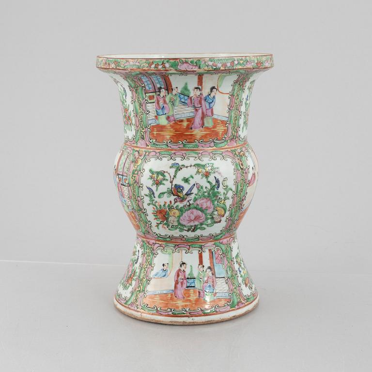 A Canton porcelain vase, China, Qing dynasty, around 1900.